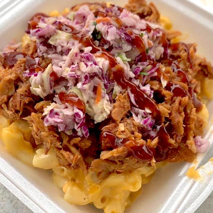 mac and cheese topped with pulled pork and coleslaw